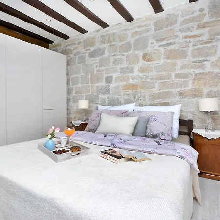 Studio Rustica & Moderna Apartment