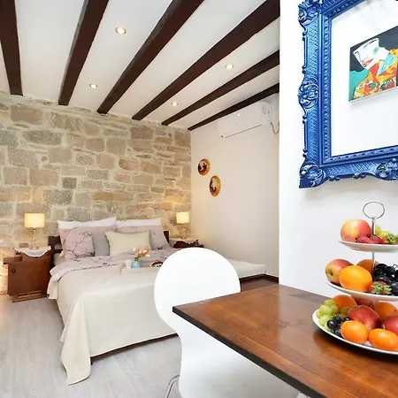 Studio Rustica & Moderna Apartment