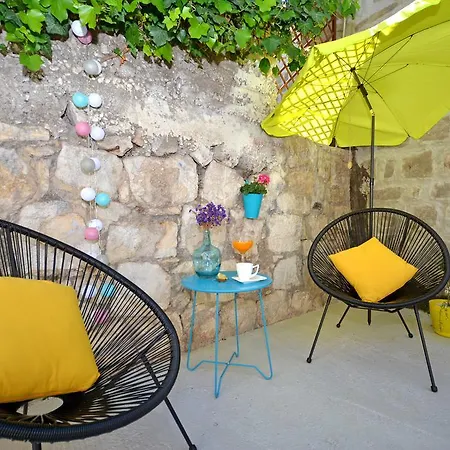 Studio Rustica & Moderna Apartment